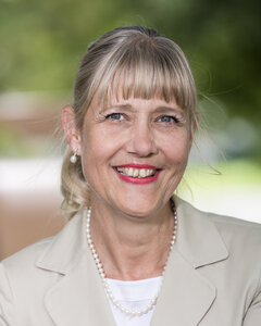 Plüss Esther